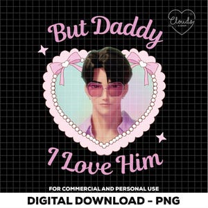 Puede incluir: Gráfico PNG digital con un retrato de una persona con gafas de sol rosas, enmarcado en un corazón rosa con lazos. El texto "But Daddy I Love Him" está en escritura rosa sobre un fondo de cuadrícula negra.