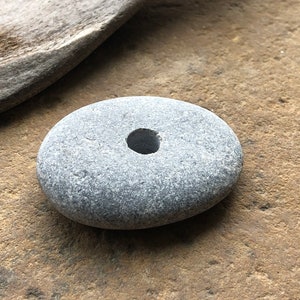 Cuenta de piedra natural grande Piedras de playa perforadas en el centro Piedra focal 5 mm imagen 2