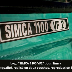Può includere: Un adesivo bianco e nero con il testo "SIMCA 1100 VF2" su una superficie turchese. L'adesivo è una riproduzione di un logo di auto d'epoca.