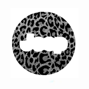 Könnte beinhalten: Ein runder Aufkleber mit einem schwarzen und silbernen Leopardenmuster. Der Aufkleber hat einen weißen Bereich in der Mitte.