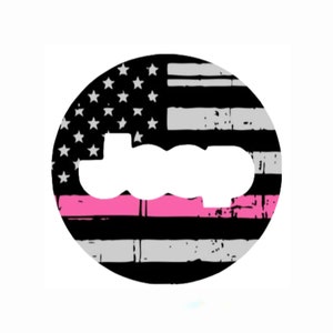 Puede incluir: Una bandera estadounidense en blanco y negro con una franja rosa en el medio. La bandera está en un círculo con la palabra "JEEP" recortada en el centro.