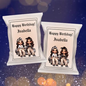 Könnte beinhalten: Zwei weiße Chipstüten mit einem Geburtstagsdesign. Die Tüten zeigen ein Cartoon-Bild von zwei Mädchen in schwarz-weißen Outfits, mit dem Text "Happy Birthday! Isabella" auf jeder Tüte.