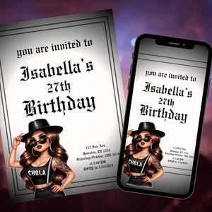 Könnte beinhalten: Eine schwarz-weiße Geburtstagseinladung mit einer Cartoon-Illustration einer Frau, die einen schwarzen Hut, eine Sonnenbrille und ein weißes Tanktop mit dem Wort "CHOLA" trägt. Der Text auf der Einladung lautet "Sie sind eingeladen zu Isabellas 27. Geburtstag".