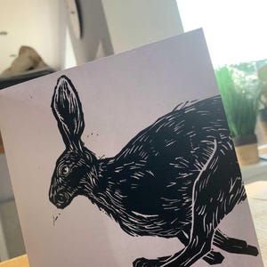 Springende haas | Linosnede in het wild | Blanco wenskaart | Jubileum | Betrokkenheid | Bruiloft | Moederdag | Vaderdag | Verjaardag