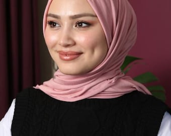 Różowy hidżab z dżerseju: miękki, elastyczny i łatwy w stylizacji