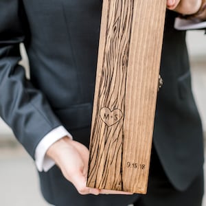 Caja de vino de madera rústica personalizada, boda, aniversario, compromiso o regalo de ducha Diseño de árbol de secuoya