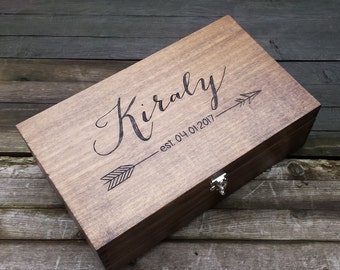 Scatola per vino in legno personalizzata - regalo di anniversario, matrimonio o fidanzamento inciso a mano - contiene due bottiglie - design a freccia