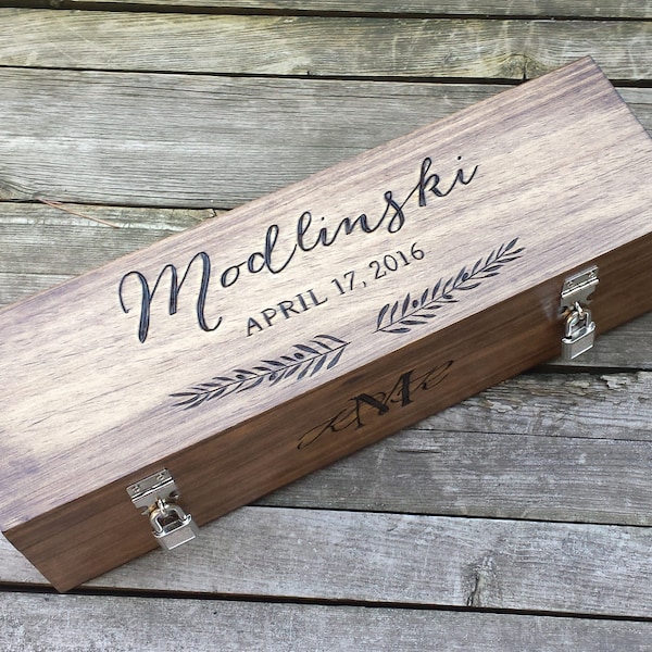 Personalisierte Weinkiste zur Hochzeit – individuell gestaltete, abschließbare, handgravierte Holzgeschenkbox für das Paar, zur Hochzeit oder zum Jahrestag.