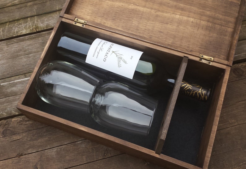 Custom double wine box for two bottles. Personalized for your wedding ceremony, anniversary or engagement gift image 3