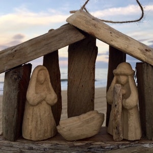 VENTA Orden por 12 15 Driftwood Natividad Pesebre Adorno Sagrada Familia Iglesia de Navidad grupo pequeño Amante de la playa SawdustSandandSpirit OBX imagen 7