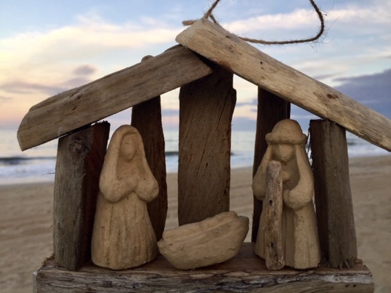 VENTA Orden por 12 15 Driftwood Natividad Pesebre Adorno Sagrada Familia Iglesia de Navidad grupo pequeño Amante de la playa SawdustSandandSpirit OBX imagen 7