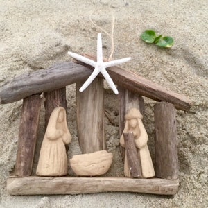 VENTA Orden por 12 15 Driftwood Natividad Pesebre Adorno Sagrada Familia Iglesia de Navidad grupo pequeño Amante de la playa SawdustSandandSpirit OBX imagen 5