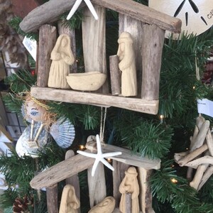 VENTA Orden por 12 15 Driftwood Natividad Pesebre Adorno Sagrada Familia Iglesia de Navidad grupo pequeño Amante de la playa SawdustSandandSpirit OBX imagen 4