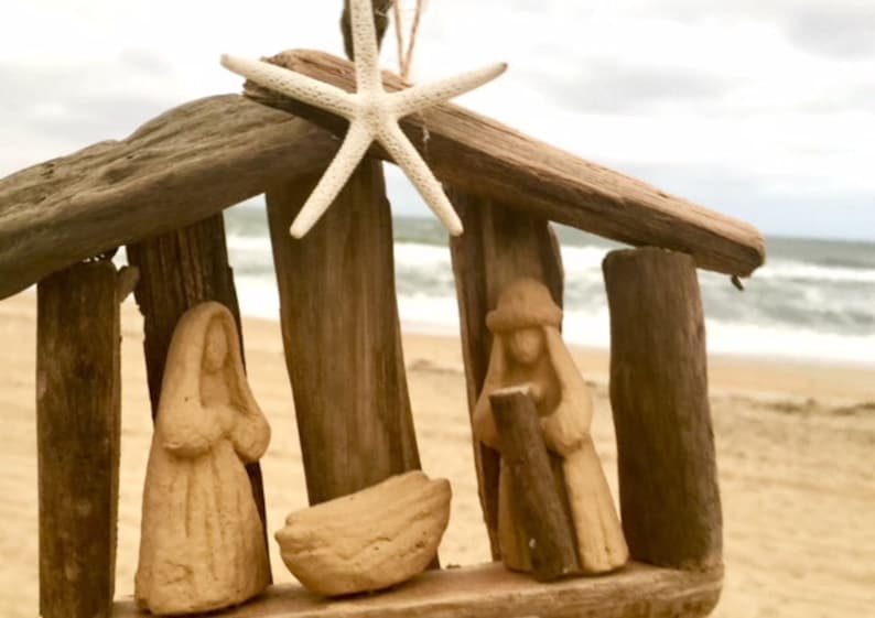 VENTA Orden por 12 15 Driftwood Natividad Pesebre Adorno Sagrada Familia Iglesia de Navidad grupo pequeño Amante de la playa SawdustSandandSpirit OBX imagen 1