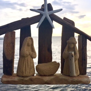 VENTA Orden por 12 15 Driftwood Natividad Pesebre Adorno Sagrada Familia Iglesia de Navidad grupo pequeño Amante de la playa SawdustSandandSpirit OBX imagen 3