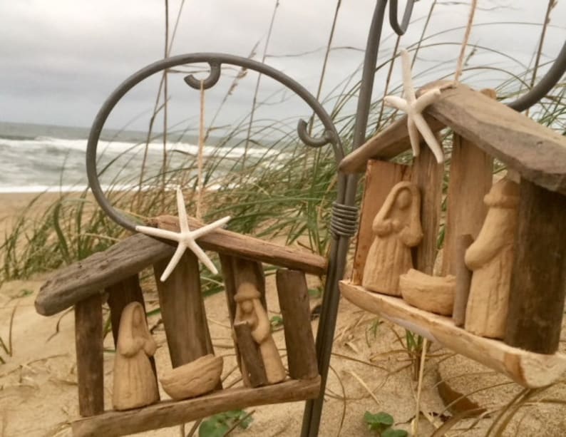 VENTA Orden por 12 15 Driftwood Natividad Pesebre Adorno Sagrada Familia Iglesia de Navidad grupo pequeño Amante de la playa SawdustSandandSpirit OBX imagen 2