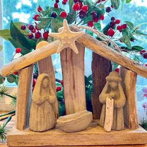 VENTA Orden por 12 15 Driftwood Natividad Pesebre Adorno Sagrada Familia Iglesia de Navidad grupo pequeño Amante de la playa SawdustSandandSpirit OBX imagen 6