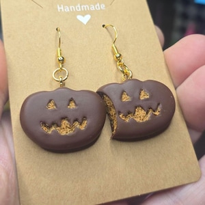 Pendientes o dijes de mini calabazas o fantasmas de Reese's: joyería artesanal de arcilla polimérica con forma de dulces.
