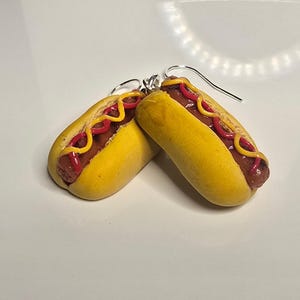 Boucles d'oreilles miniatures faites main pour hot-dog grillé - Bijoux pendants en pâte polymère, crochets en argent