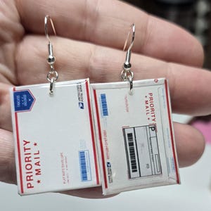 Miniature USPS Priority Mail Umschlag Ohrringe: Spaß Post Schmuck