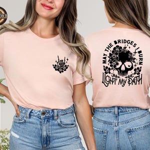 Camiseta con estampado floral de calavera y esqueleto, diseño moderno en la parte delantera y trasera. imagen 3