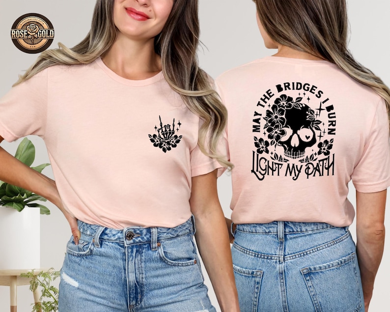 Camiseta con estampado floral de calavera y esqueleto, diseño moderno en la parte delantera y trasera. imagen 3