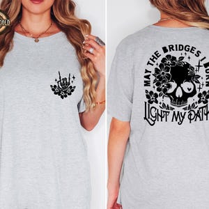 Camiseta con estampado floral de calavera y esqueleto, diseño moderno en la parte delantera y trasera. imagen 2