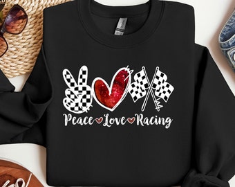 Puede incluir: Sudadera negra con un signo de paz blanco, un corazón y banderas a cuadros. El texto "Peace Love Racing" está escrito debajo del gráfico.