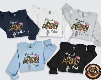 Può includere: Una collezione di felpe a maniche lunghe in blu navy, bianco, azzurro, grigio e nero. Ogni felpa presenta le parole "Proud Army" con un design mimetico, stivali da combattimento, una bandiera americana e il titolo di un familiare.