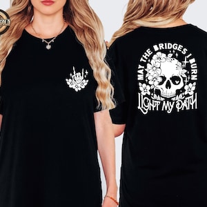 Camiseta con estampado floral de calavera y esqueleto, diseño moderno en la parte delantera y trasera. imagen 1