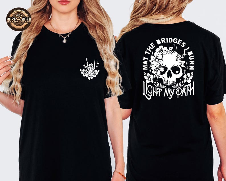Camiseta con estampado floral de calavera y esqueleto, diseño moderno en la parte delantera y trasera. imagen 1