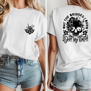 Camiseta con estampado floral de calavera y esqueleto, diseño moderno en la parte delantera y trasera. imagen 6