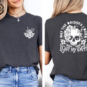 Camiseta con estampado floral de calavera y esqueleto, diseño moderno en la parte delantera y trasera. imagen 7