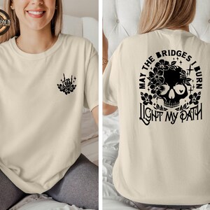 Camiseta con estampado floral de calavera y esqueleto, diseño moderno en la parte delantera y trasera. imagen 5