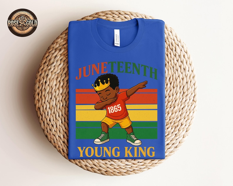 Puede incluir: Camiseta azul real con un gr&aacute;fico de un joven negro haciendo un dab, con una corona y el texto "Juneteenth Young King 1865". El dise&ntilde;o presenta rayas rojas, naranjas, amarillas y verdes.