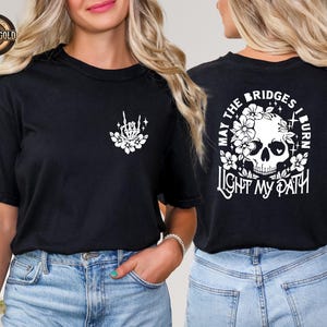 Camiseta con estampado floral de calavera y esqueleto, diseño moderno en la parte delantera y trasera. imagen 8