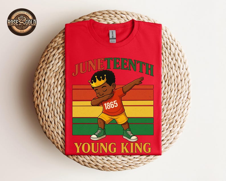 Puede incluir: Camiseta roja con un gr&aacute;fico de un joven negro haciendo dab, con una corona y el n&uacute;mero 1865. Las palabras "Juneteenth" y "Young King" est&aacute;n en verde y amarillo. El dise&ntilde;o incluye rayas rojas, naranjas, amarillas, verdes y negras.