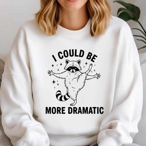 Puede incluir: Un juego de tres tazas de cerámica con un acabado mate moteado. Las tazas son en tonos crema, gris claro y gris oscuro. Cada taza tiene un diseño simple y minimalista y un asa redondeada.