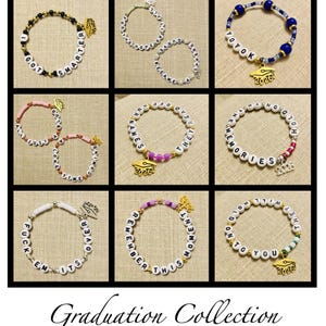 Puede incluir: Una colecci&oacute;n de pulseras de cuentas con varias frases y dijes. Las pulseras presentan cuentas de letras blancas que deletrean palabras como "GOT SMARTER" y "YOYOK". Cada pulsera tiene un dije de gorro de graduaci&oacute;n con el a&ntilde;o 2026.