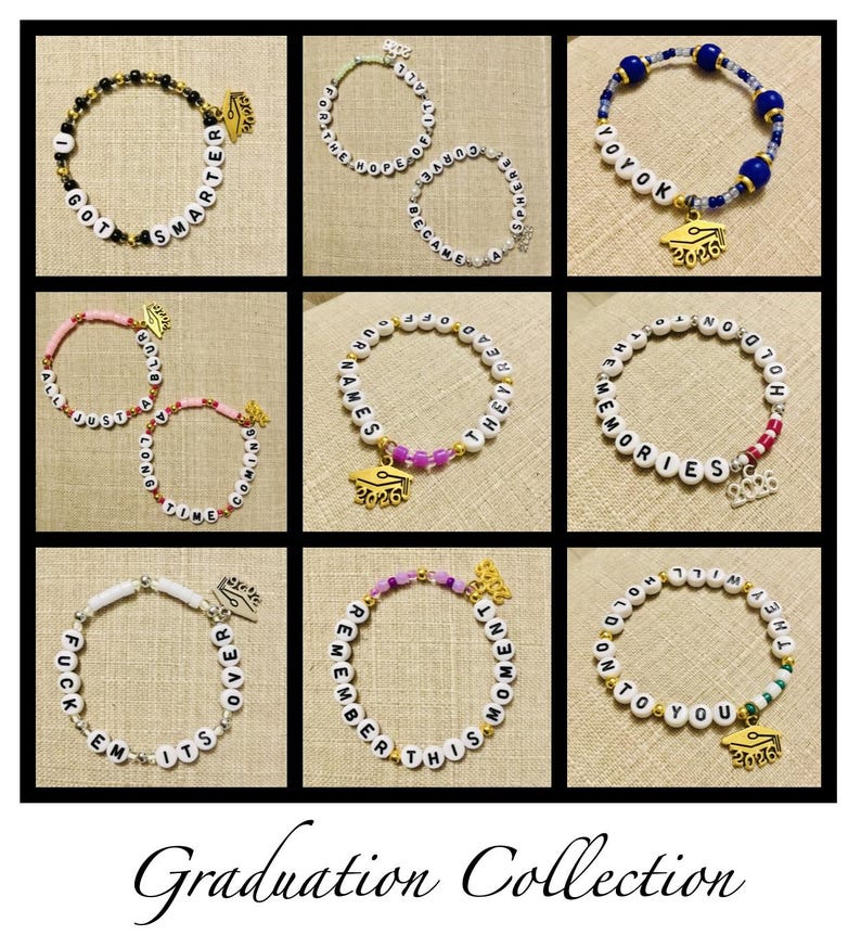 Puede incluir: Una colecci&oacute;n de pulseras de cuentas con varias frases y dijes. Las pulseras presentan cuentas de letras blancas que deletrean palabras como "GOT SMARTER" y "YOYOK". Cada pulsera tiene un dije de gorro de graduaci&oacute;n con el a&ntilde;o 2026.
