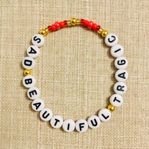 Triste, hermosa, trágica / Pulseras de amistad y dijes de Taylor Swift rojas (para adultos y niños) Sad Beautiful Tragic