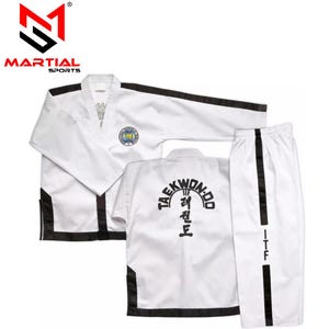 Puede incluir: Uniforme de Taekwondo blanco con ribetes negros y el texto "TAEKWON-DO" en la espalda. El uniforme incluye una chaqueta y un pantalón. El logotipo de Martial Sports está en la esquina superior izquierda.