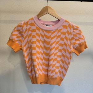 Beskuren tröja i retrostil, 90-talsmode, Secondhandkläder, Höstmode, Secondhandtopp, Vintagestil