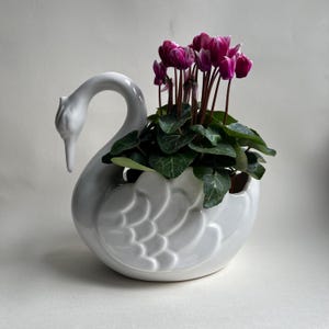 Vintage Swan Planter ~ White Stylised Swan Vase ~ Wedding Table Decor ~