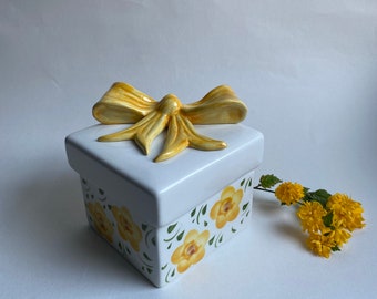 Vintage Ceramic Present Trinket Dish ~ White Ornamental Box with Yellow Flowers and Bow ~ Decuti Lar Portuguese Jewellery Box ~