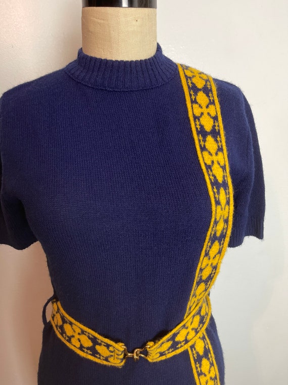 Deep Blue and Gold 1960s Short Sleeve Sweater wit… - image 2