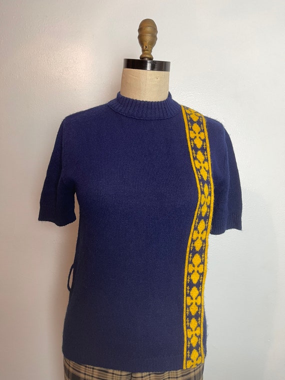 Deep Blue and Gold 1960s Short Sleeve Sweater wit… - image 5