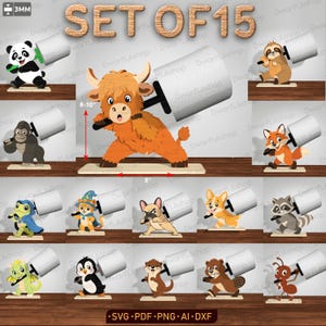 Pode incluir: Um conjunto de 15 figuras de animais de madeira, cada uma segurando um rolo de papel higiênico. Os animais incluem um panda, uma preguiça, um gorila, uma raposa, um sapo, um gato, um cão, um corgi, um guaxinim, um dragão, um pinguim, uma lontra, um castor e uma formiga.