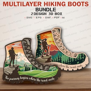Könnte beinhalten: Zwei 3D-Holz-Wanderstiefel mit mehrschichtigen Berg- und Waldszenen. Ein Stiefel hat den Text "The journey begins where the road ends." Der andere Stiefel hat den Text "begins where the road ends." Die Stiefel sind braun, grau, grün und orange.