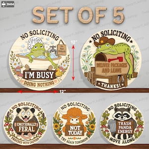 Könnte beinhalten: Ein Set aus fünf runden Holzschildern mit einem Durchmesser von 30,48 cm und einer Dicke von 3 mm. Die Schilder zeigen Illustrationen von Fröschen, einem Opossum, einem Hochlandrind und einem Waschbären sowie den Text No Soliciting.